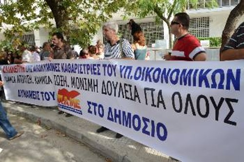 Από κινητοποποίηση αλληλεγγύης του ΠΑΜΕ προς τις καθαρίστριες του ΥΠΟΙΚ