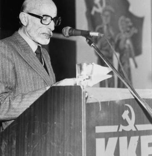 Ο Μάνος Κατράκης απαγγέλλει το ποίημα «Ειρήνη» του Γιάννη Ρίτσου, σε εκδήλωση στη Θεσσαλονίκη στις 15-12-1981 αφιερωμένη στα 63 χρόνια του ΚΚΕ