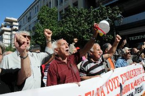 Μεγάλες κατηγορίες από τα λαϊκά στρώματα που σήμερα κυριολεκτικά φυτοζωούν θα βρεθούν σε ακόμα πιο δύσκολη θέση αν περάσουν τα σχέδια κυβέρνησης - κουαρτέτου