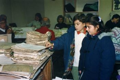 (10} «Φέραμε τον κουμπαρά, εσείς τα έχετε μεγαλύτερη ανάγκη»