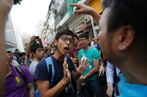 Διαδηλωτές που ζητούν «περισσότερη δημοκρατία» διαπληκτίστηκαν με διαδηλωτές υπέρ της κεντρικής κυβέρνησης
