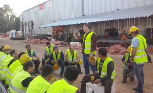 Στιγμιότυπο από τη συζήτηση του Κ. Ζιώγα με τους εργαζόμενους στο εργοτάξιο