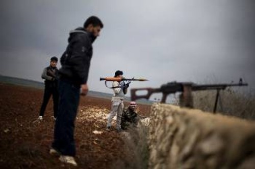 Ενοπλοι του λεγόμενου Ελεύθερου Συριακού Στρατού ενάντια στη συριακή κυβέρνηση, που οι ιμπεριαλιστές εμφανίζουν ως «καλούς ισλαμιστές»