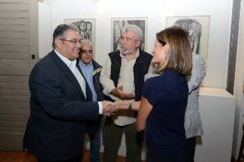 Ο Δ. Κουτσούμπας με την πρόεδρο της Εταιρείας Εικαστικών Τεχνών, Ειρήνη Οράτη, και τον Μιχάλη Αλεβίζο, αντιπρόεδρο και ανιψιό του Α. Τάσσου