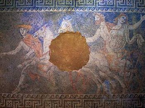 Αποκαλύφθηκε και η τρίτη μορφή της παράστασης, του ψηφιδωτού της Αμφίπολης. Πρόκειται για τη μυθολογική παράσταση της αρπαγής της Περσεφόνης από τον Πλούτωνα, με την παρουσία του θεού Ερμή ως ψυχοπομπού