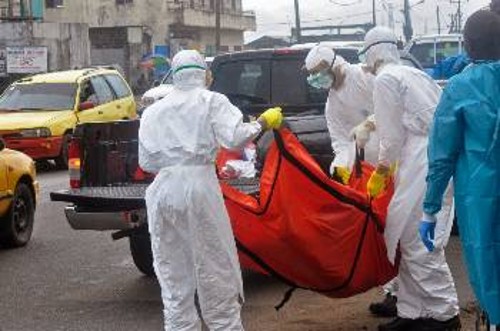 Απομάκρυνση ενός ακόμη θύματος από τον ιό «Έμπολα» στους δρόμους της πρωτεύουσας της Λιβερίας, Μονρόβια