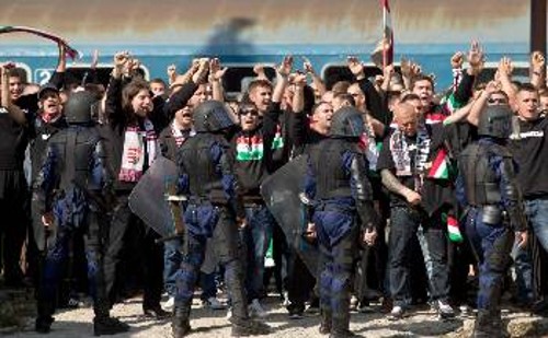 Με άγριες διαθέσεις και εθνικιστικά συνθήματα εμφανίστηκαν στο Βουκουρέστι οι Ούγγροι οπαδοί, πολλοί εκ των οποίων ανήκαν σε νεοναζιστικά μορφώματα