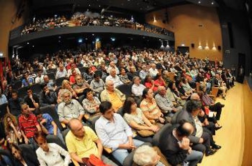 Γεμάτο το Δημοτικό Θέατρο Λαμίας όπου έγινε η πολιτική εκδήλωση με ομιλητή τον Δ. Κουτσούμπα