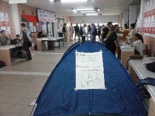 Στόλισαν με σκηνές και συνθήματα το ΤΕΙ Αθήνας...