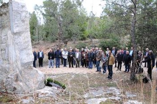 Στιγμιότυπο από την κατάθεση στεφάνων στο μνημείο που βρίσκεται στον τόπο της εκτέλεσης