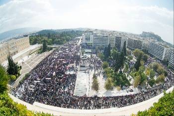 Το Σύνταγμα πλημμυρισμένο με κόσμο την 1η Νοέμβρη