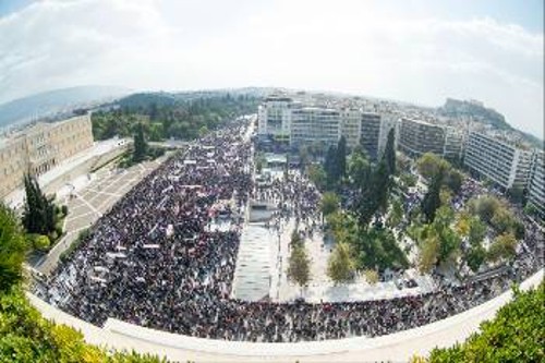 Το Σύνταγμα πλημμυρισμένο με κόσμο την 1η Νοέμβρη
