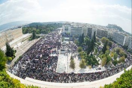 Το Σύνταγμα πλημμυρισμένο με κόσμο την 1η Νοέμβρη