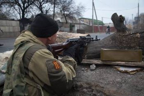 Τα αντίπαλα στρατόπεδα στο Ντονέτσκ παίρνουν θέσεις στο πεδίο της μάχης