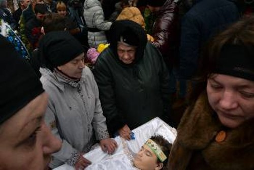 Η κηδεία του 14χρονου Ντάνιλ Κουζνέτσοφ που σκοτώθηκε σε βομβαρδισμό σχολείου του Ντόνετσκ έγινε χτες