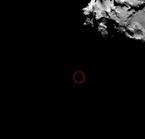 Η διαστημοσυσκευή προσεδάφισης «Φιλέ», ένας κόκκος μέσα στην άβυσσο του Διαστήματος, φωτογραφίζεται από το μητρικό σκάφος «Ροζέτα» καθώς κατεβαίνει προς τον κομήτη