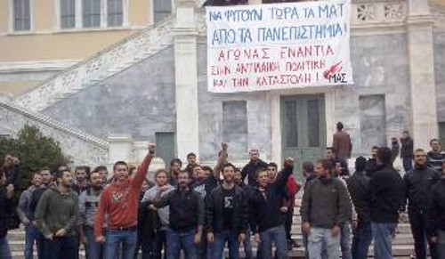 Δυνάμεις του ΜΑΣ «έσπασαν» το κλίμα τρομοκρατίας αναρτώντας γιγαντοπανό στο Πολυτεχνείο