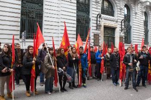 Οι ΚΝίτικες οργανώσεις του Πειραιά πραγματοποίησαν προσυγκέντρωση έξω από το κτίριο όπου έγινε το Ιδρυτικό Συνέδριο του ΣΕΚΕ