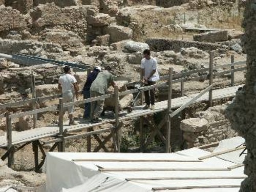 Συνεχίζονται το «ξήλωμα» και η μεταφορά αρχαίου υλικού από του Μακρυγιάννη