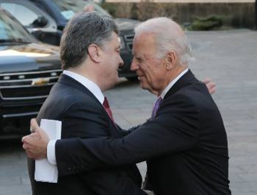Ο Ουκρανός Πρόεδρος Ποροσένκο σε θερμή αγκαλιά με τον Αμερικανό αντιπρόεδρο Μπάιντεν την Παρασκευή στο Κίεβο