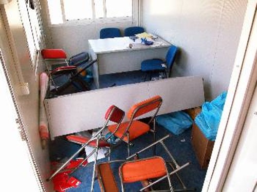 Το εσωτερικό των γραφείων του Παραρτήματος, μετά την επίθεση