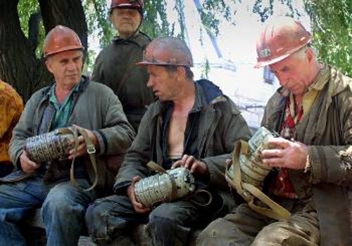 Σωστικά συνεργεία ετοιμάζονται να συμμετάσχουν στη διάσωση ανθρακωρύχων