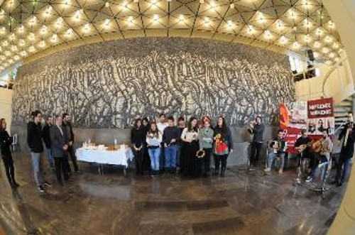 Συγκρότημα και χορωδία της ΚΝΕ έψαλαν τα αγωνιστικά κάλαντα στον ΓΓ της ΚΕ του ΚΚΕ