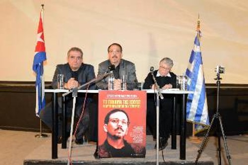 Ο Αλ. Κ. Εσπίν (στο κέντρο) κατά την παρουσίαση του βιβλίου του