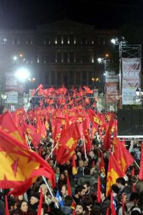 Γεμάτο το κέντρο της πλατείας ως πάνω στην Αμαλίας