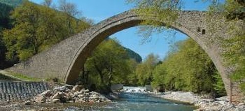 Το γεφύρι Βησσαρίωνα, στην Πύλη Τρικάλων που πήρε το όνομά του από τον Επίσκοπο που το έκτισε