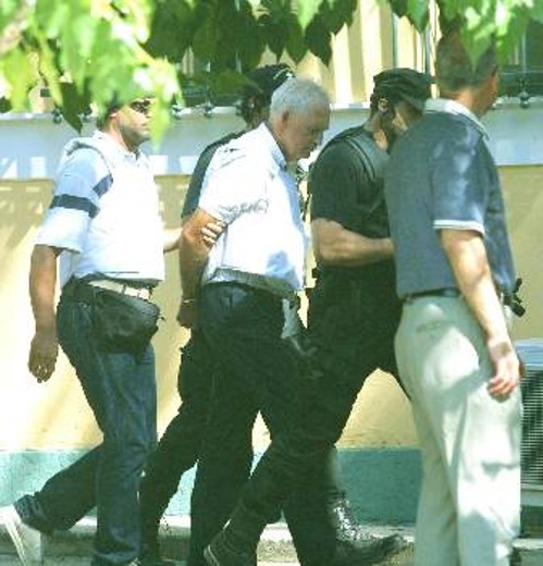 Στην κατάσχεση όλων των τραπεζικών λογαριασμών των κατηγορουμένων της «17Ν» προχωρά η Δικαιοσύνη. Στη φωτογραφία, από την προσαγωγή του Γιωτόπουλου στον εισαγγελέα