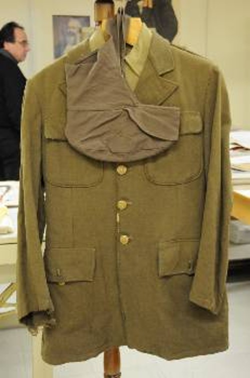 Το σακάκι από τη στολή του μαχητή του ΔΣΕ Γιώργου Σιώμου, που παραδόθηκε από την οικογένειά του στην ΚΕ του ΚΚΕ