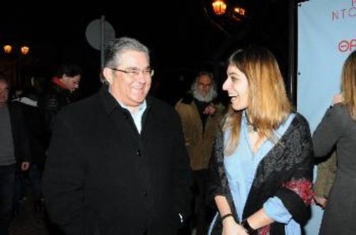 Ο Δ. Κουτσούμπας με τη σκηνοθέτη της παράστασης και μέλος της ομάδας 