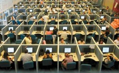 Χιλιάδες εργαζόμενοι στον ΟΤΕ και σε άλλες επιχειρήσεις δουλεύουν κάτω από άθλιες -τις περισσότερες φορές - συνθήκες στα τηλεφωνικά κέντρα
