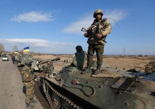 Ουκρανικά άρματα μάχης απομακρύνονται αλλά παραμένουν σε επιφυλακή για επιστροφή στη γραμμή του μετώπου