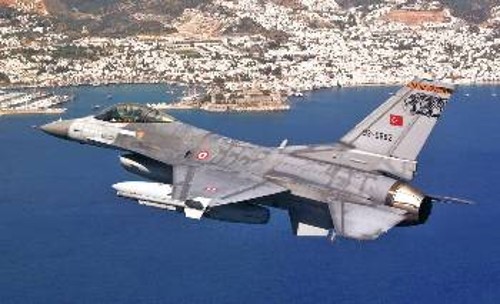 Το χτεσινό μπαράζ τουρκικών παραβιάσεων στο Αιγαίο επιβεβαιώνει πόσο ανυπόστατοι είναι οι ισχυρισμοί της κυβέρνησης ότι «Ελλάδα και Τουρκία θα επιχειρούν καθεμιά στη δική τους πλευρά»...
