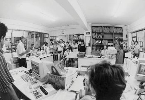 Συζήτηση του Σπ. Χαλβατζή με διοικητικούς υπαλλήλους του νοσοκομείου
