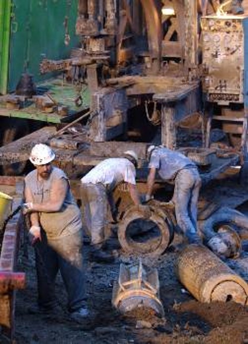 Εργάτες βοηθούν στη γιγάντια προσπάθεια απεγκλωβισμού των εννέα συναδέλφων τους