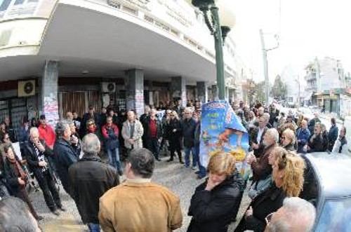 Από συγκέντρωση των συνταξιούχων έξω από το ΙΚΑ Νέας Ιωνίας Αττικής