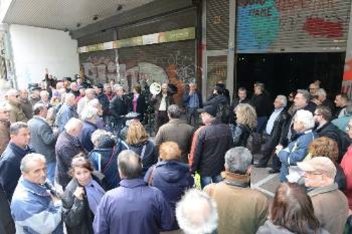 Από τη χτεσινή συγκέντρωση στο υπουργείο Εργασίας
