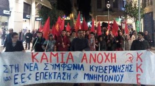 Από συγκέντρωση του ΚΚΕ στην Καλαμάτα ενάντια στη νέα αντιλαϊκή συμφωνία της κυβέρνησης με τους δανειστές