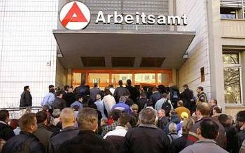 Ουρά σε γραφείο ανεργίας στη Γερμανία