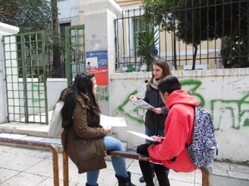 Από εξόρμηση με την ανακοίνωση της ΚΝΕ σε σχολεία της Κυψέλης
