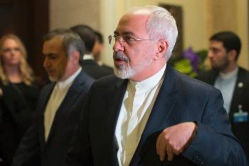 Ο ΥΠΕΞ του Ιράν Τζαβάντ Ζαρίφ που προσέρχεται στις συνομιλίες στη Γενεύη