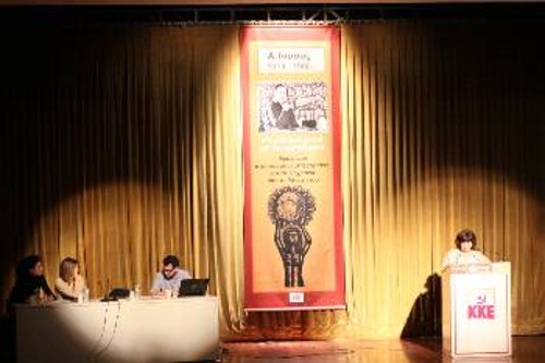 Η Ελένη Μηλιαρονικολάκη στο βήμα της εκδήλωσης. Στο πάνελ αριστερά η Αντα Γόντικα και δίπλα της η Ειρήνη Οράτη