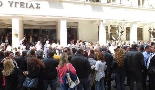 Από τη χτεσινή συγκέντρωση έξω από το υπουργείο Υγείας