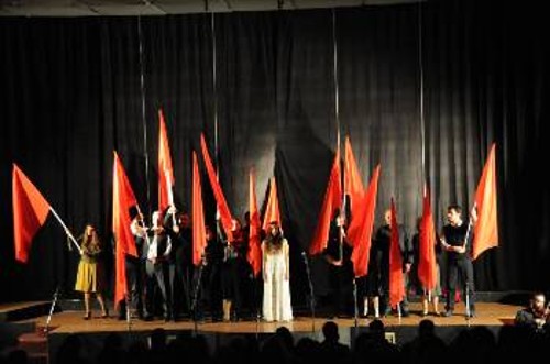 Από την παράσταση «Οι γειτονιές του κόσμου», που είχε παρουσιάσει η Θεατρική Ομάδα του ΠΑΜΕ