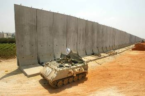 Το διαχωριστικό τείχος που χτίζει ο ισραηλινός στρατός
