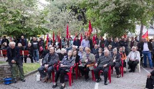 Στιγμιότυπο από τη συγκέντρωση στην Τούμπα