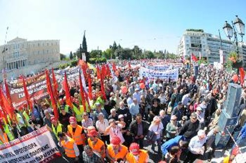 Από την απεργιακή συγκέντρωση που οργάνωσε το ΠΑΜΕ στην Αθήνα την 1η Μάη